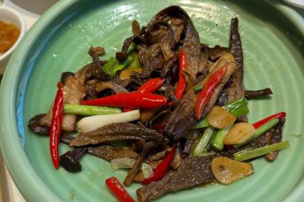 炉中火命开饭店，热情美味生意兴隆！