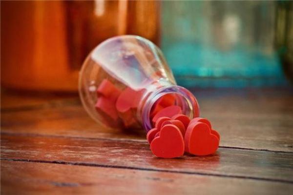 路旁土命家庭布置：如何选择合适的居家物品来提升运势？