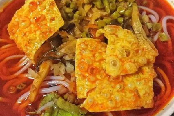 螺蛳粉续命：一道让人欲罢不能的美味体验