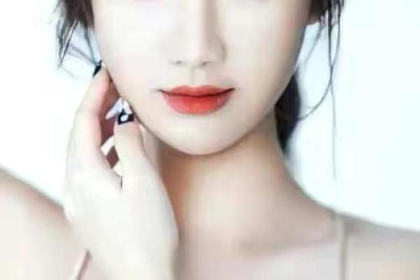 女孩手指短粗的命运解读：她们的独特之美与人生轨迹