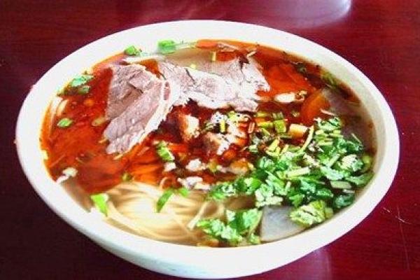 螺蛳粉续命：一碗汤面背后的美味传奇与温情故事