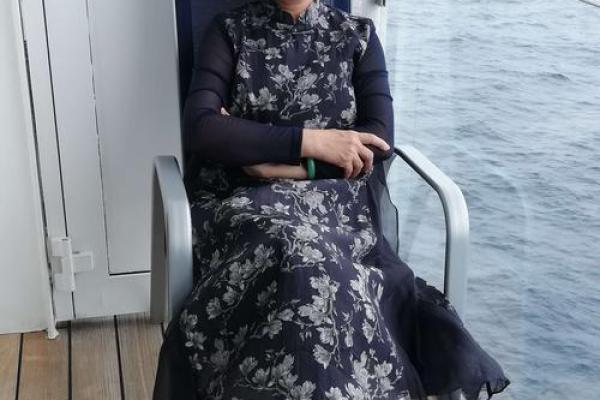 有容的女人：命运的掌舵者与自我重塑的旅程