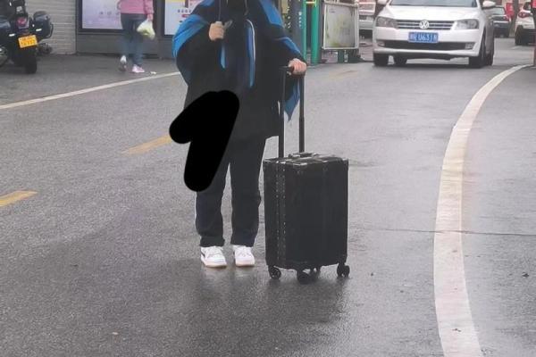 每次下雨都被淋，是命运的捉弄还是人生的考验？