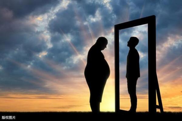 男性丁酉日的颜色偏好：从五行看其性格与人生