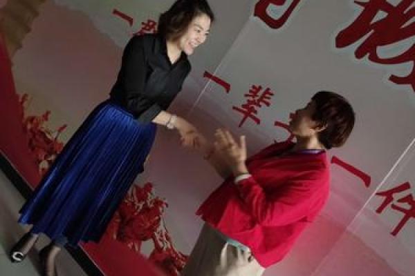 命理解析：桃花劫命格女子的情感与人生旅程