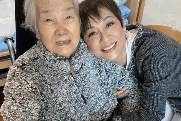 明星搏命背后：光鲜外表下的辛酸与挣扎